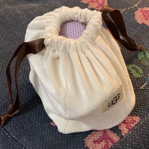 UGG slippers (used lightly) with original bag - Picture 8 of 8
